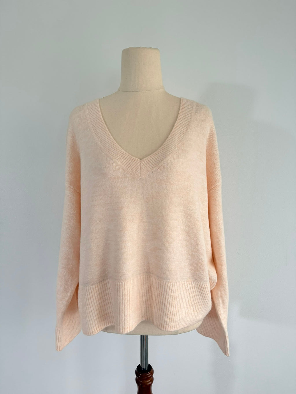 H&M Basic Womens Sz M Peach Acrylic Blend Oversized V-Neck Knit Sweater Casual - Image 1