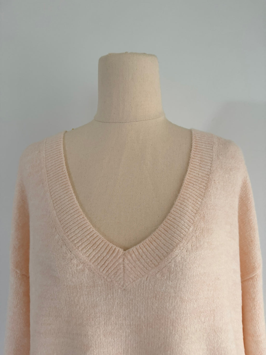 H&M Basic Womens Sz M Peach Acrylic Blend Oversized V-Neck Knit Sweater Casual - Image 3