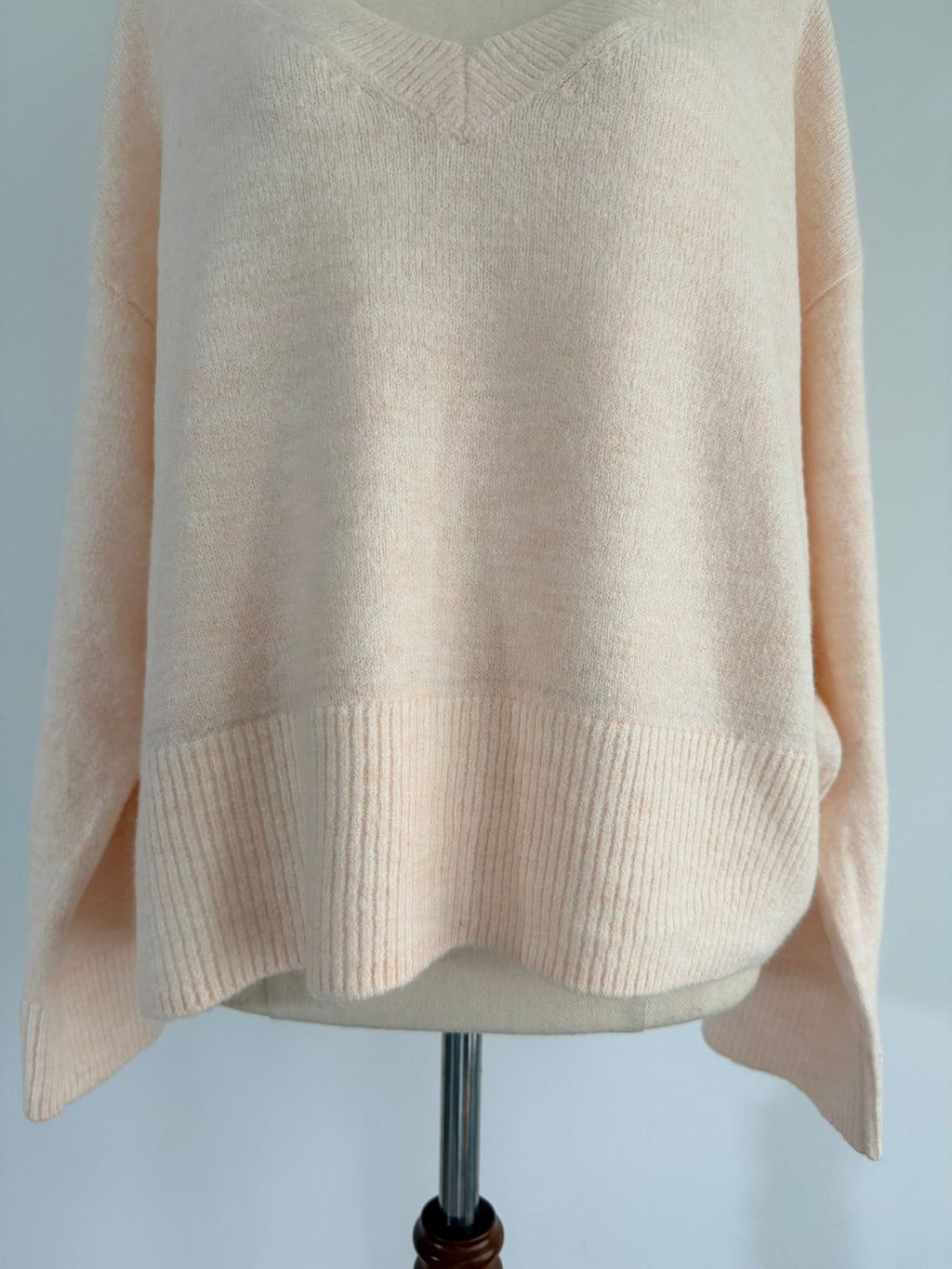 H&M Basic Womens Sz M Peach Acrylic Blend Oversized V-Neck Knit Sweater Casual - Image 14