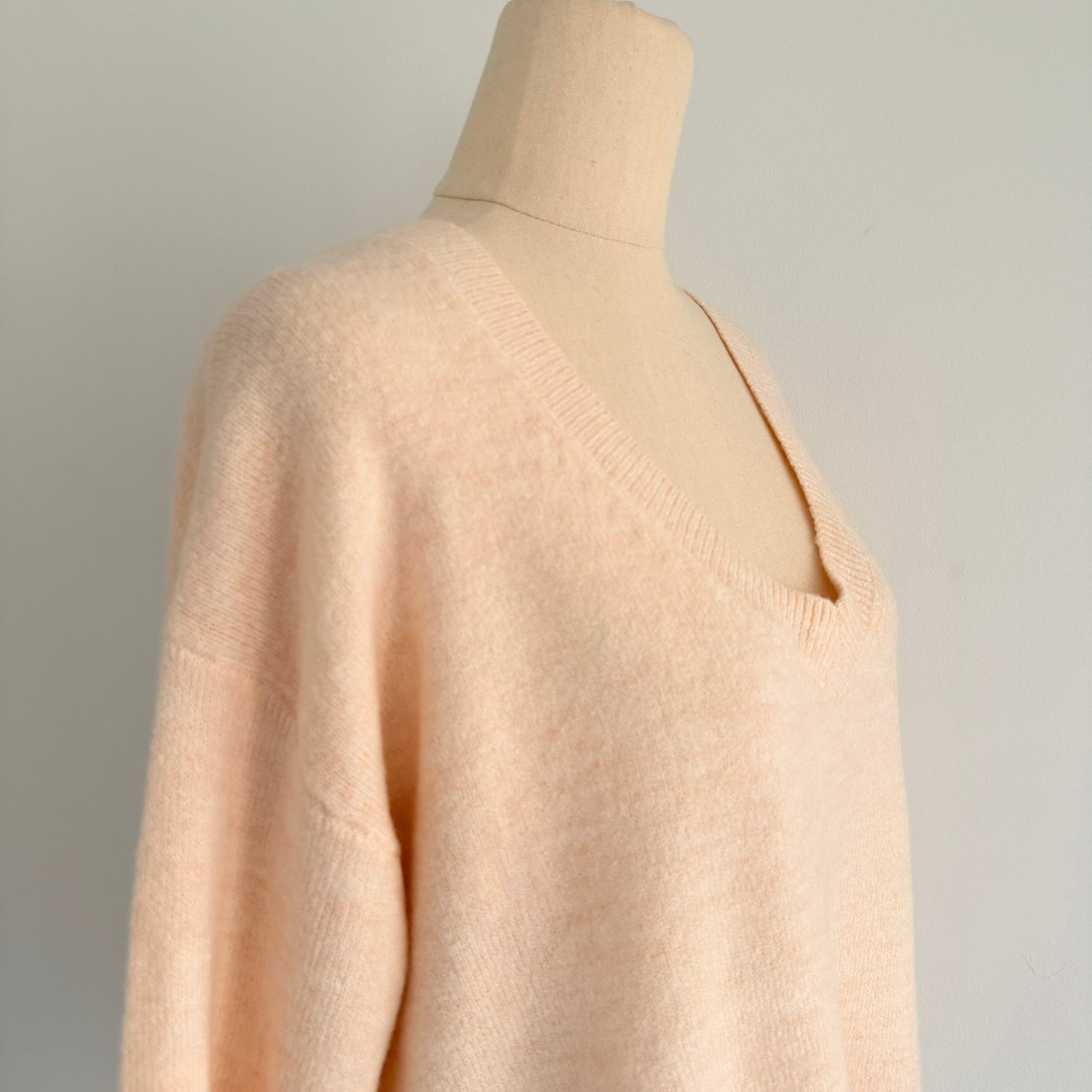 H&M Basic Womens Sz M Peach Acrylic Blend Oversized V-Neck Knit Sweater Casual - Image 11