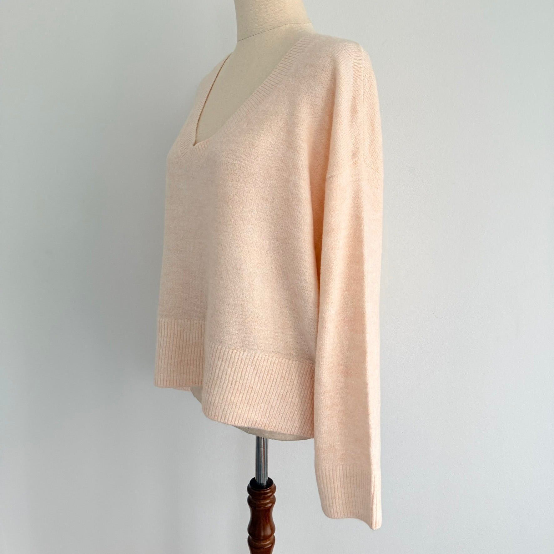 H&M Basic Womens Sz M Peach Acrylic Blend Oversized V-Neck Knit Sweater Casual - Image 9