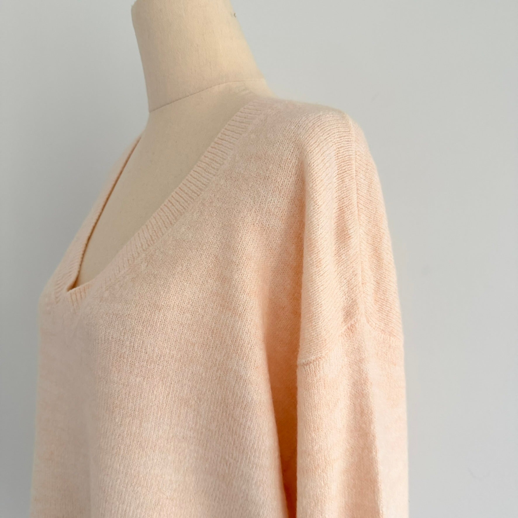 H&M Basic Womens Sz M Peach Acrylic Blend Oversized V-Neck Knit Sweater Casual - Image 8
