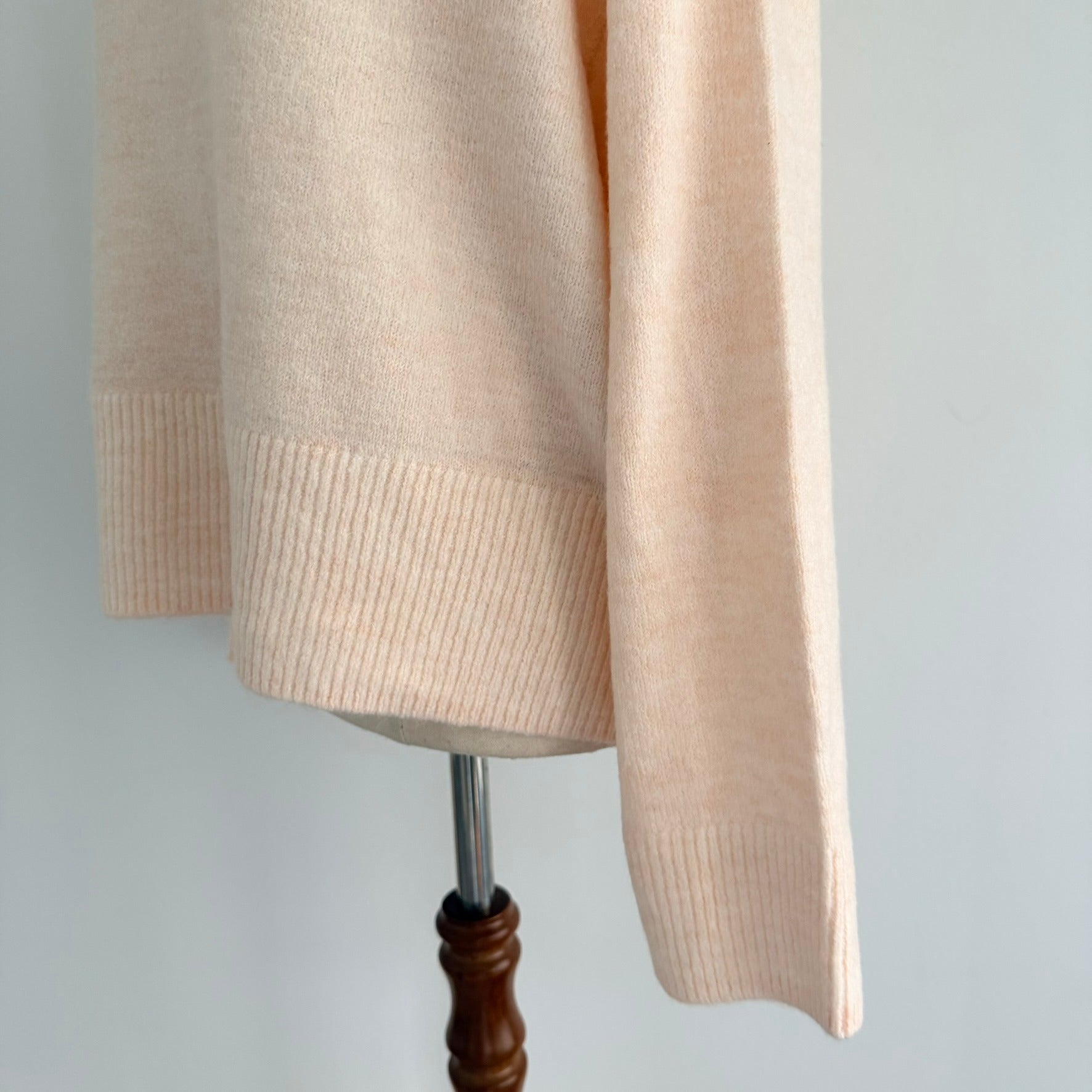 H&M Basic Womens Sz M Peach Acrylic Blend Oversized V-Neck Knit Sweater Casual - Image 7